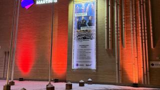 Kulttuuritalo Martinus on valaistu oranssiksi