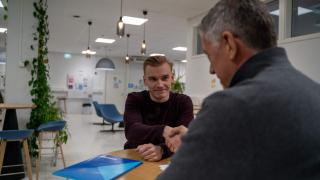 Kaksi ihmistä kättelevät.