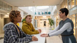 Kuva Ohjaamosta. Kaksi nuorta ja ohjaaja. 