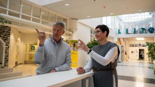 Kaksi ihmistä keskustelevat.