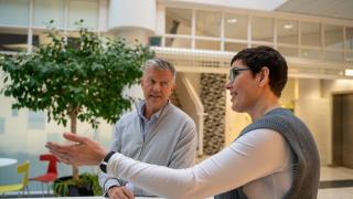 Kaksi henkilöä keskustelee