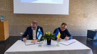 Vantaan kaupunginjohtaja Pekka Timonen ja Boryspilin kaupunginvaltuuston puheenjohtaja Vladyslav Baichas allekirjoittamassa ystävyyskaupunkisopimusta.