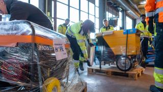 Vantaan ammattiopisto Varian logistiikan alan opettajat ja opiskelijat pakkaaamassa Generators of Hope -keräyksen lahjoituksia kuljetettavaksi Ukrainaan. 