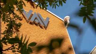 VAV-konsernin logo rakennuksen seinässä. VAV on Vantaan kaupungin  omistama yhtiö, joka rakennuttaa, omistaa ja hallinnoi vuokra-asuntoja.