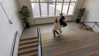 opiskelijat lukion portaissa