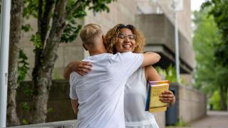 nainen ja mies halaavat.