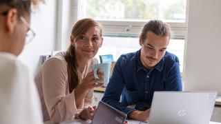 Ihmiset työskentelevät.