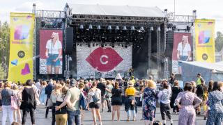 Ihmisiä Chisun keikalla Tikkurila Festivaaleilla. Vuosittain järjestettävä festivaali keskittyy pääasiassa kotimaiseen musiikkiin.