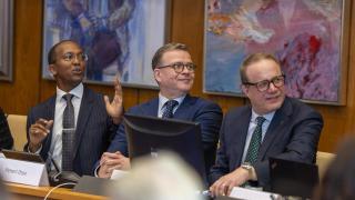 Pääministerin pyöreän pöydän edustajia Vantaan kaupuingintalolla. Keskellä pääministeri Petteri Orpo ja oikealla Vantaan kaupunginjohtaja Pekka Timonen.