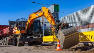 Kaivinkone kuopaisee maata. 