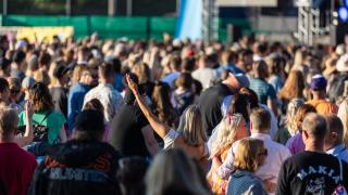 Yleisöä Tikkurila-festivaaleilla seuraamassa keikkaa.