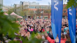 Yleisöä Tikkuraitilla.