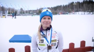 Hiihtäjä Jasmi Joensuu poseeraa Hakunilan lumisella stadionilla.