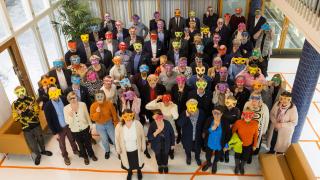 Vantaan kaupunginhallitus on kokoontunut kaupungintalon aulaan ja pukenut lasten askartelemat lapsilasit silmilleen.