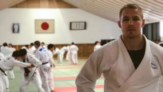 Judoka Jaakko Alli tatamilla.