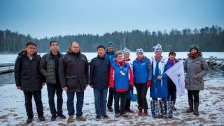 Jinanin liikuntatoimen ja Jääkarhujen edustajia Kuusijärvellä.