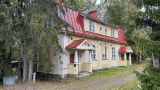 Jokivarren entinen koulu, kaksikerroksinen vanha peltikattoinen puurakennus.