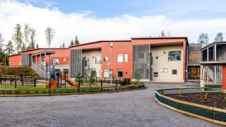 Koivukylän hirsirakenteisen päiväkodin julkisivu.