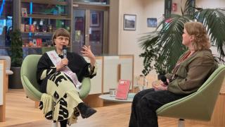 Mariia Niskavaara kirjailijavieraana Jumbon kirjastossa.