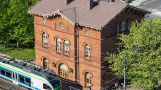 Juna ohittaa vanhan Tikkurilan asemarakennuksen, joka toimii nykyisin kaupunginmuseona.