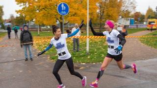 Juoksijoita maratonilla.