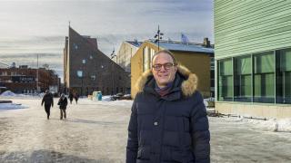 Pekka Timonen talvitunnelmmissa kaupungintalon edessä.