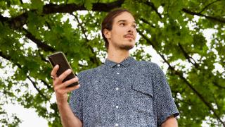 Mies puhelimen kanssa.