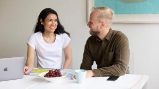 nainen ja mies juttelevat.