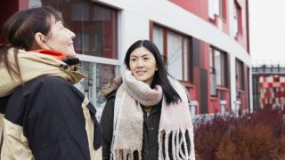 Kaksi naista ulkoilee syksyisessä maisemassa Kivistössä.