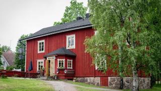 Kahvitupa Laurentius sijaitsee vanhassa punaisessa puutalossa Helsingin pitäjän kirkonkylällä.