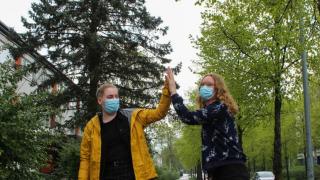 Kaksi henkilöä lyö kohotetut kämmenet yhteen.