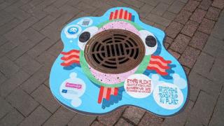 Mahanpuruja muovista -kampanjan kaivonkansitarra.