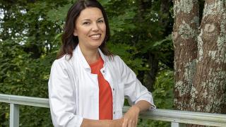 Katriinan sairaalan kesäkandi Liisa Rintaniemi poseeraa valokuvajalle.