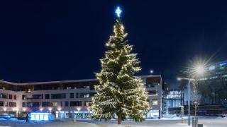 Vantaan kaupungin joulukuusi Tikkurilantorilla jouluna 2023.