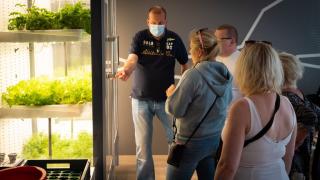 kasviportaat kerrostalon kerhohuoneessa