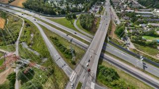 Ilmakuva Kehä III yläpuolelta Hakunilantien sillan kohdalta, kuvassa rakennuksia yläreunassa ja autoja Kehä III:lla.