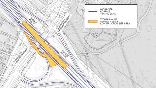Mustavalkoinen karttakuva Kehä III:lta Hakunilan sillan kohdalta, jossa esitetty punaisella katkovvivarajauksella ja keltaisella täyttövärillä työmaa-alue ja sinisillä viivoilla Kehä III ajokaistat.