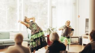 Vantaan kaupungin kulttuuripalvelut järjestää ohjelmaa Vantaalla sijaitseviin Vantaan ja Keravan hyvinvointialueen ikäihmisten asumisyksiköihin. 