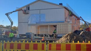 Paviljonkipäiväkoti Kielon rakennustyömaalla elementit ovat jo päällekkäin paikoillaan.