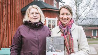 Kirkonkylän joulu- kirjan tekijät Karoliina Junno-Huikari (vas.) ja Riina Koivisto.