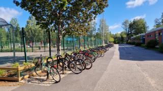 pyörätelineet joissa polkupyöriä Koivukylän koululla