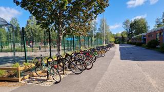 pyörätelineet joissa polkupyöriä Koivukylän koululla