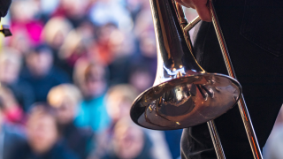 Konserttiyleisöä ja trumpetti