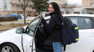 Kotisairaanhoitaja Katia Paasivirta-Kainulainen lähdössä kierrokselle eri puolille Vantaata