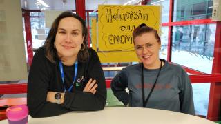 Salli ja Hilla Martinlaakson koulun tiloissa.