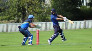 Krikettimaajoukkueen kapteeni Nathan Collo lyömässä