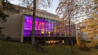 Kulttuuritalo Martinus ja sen takapihaa.