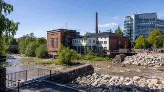 Kulttuuritehdas Vernissa on punatiilisessä entisessä tehtaassa aurinkoisena päivänä