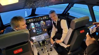 Ministeri Kurvinen lentokonesimulaattorissa.