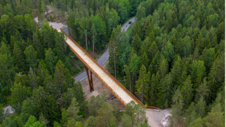 Ilmakuva Kuusijärven kävelysillasta.